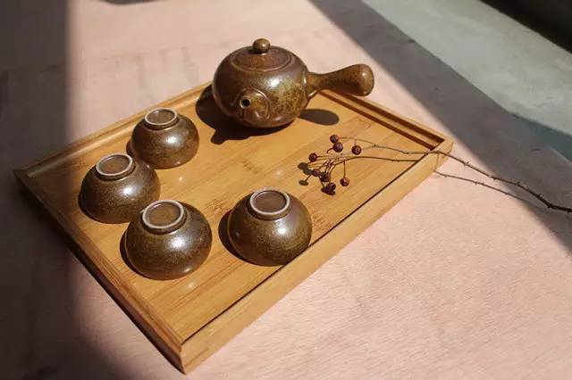 日子是无声的，山居是无人的