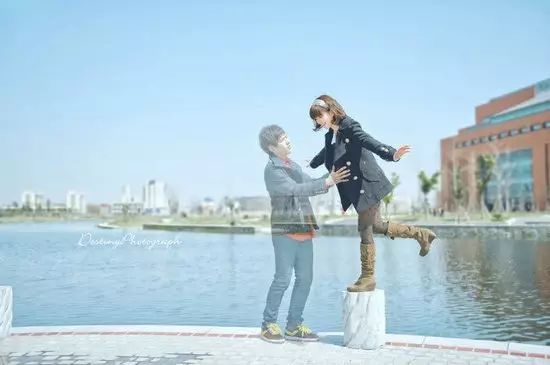 多少语言和往事，都在微笑中消溶